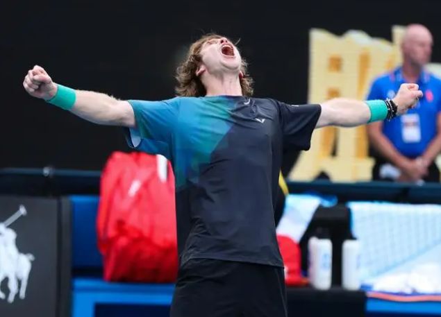 抬脚动作并 抬脚动作并